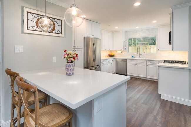 Building Photo - 726 Thistlewood Dr