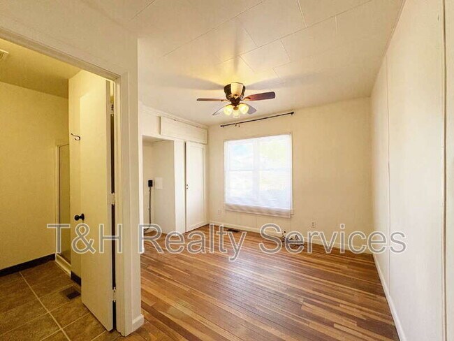 Building Photo - 117 W Ash St