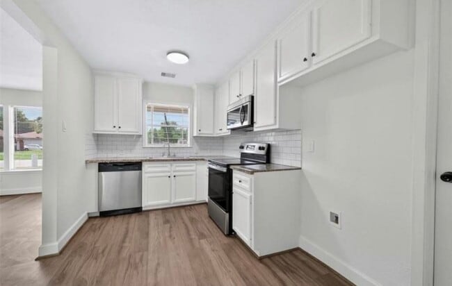 Building Photo - 7023 Crestmont St