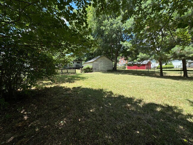 Building Photo - Cute Bungalow Near NC State Fairgrounds - ...