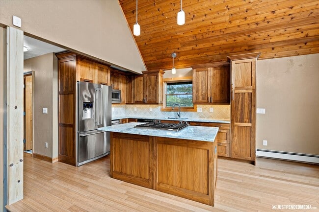 Building Photo - Hillside Retreat