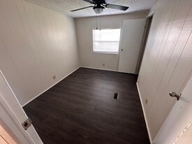 Building Photo - 1815 Woodcrest Dr