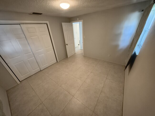 Building Photo - 561 Laura Ln