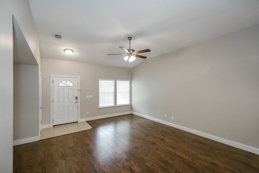 Building Photo - 7206 S Beekman Lake Dr