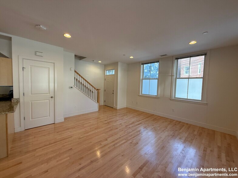 Building Photo - 108 2nd St