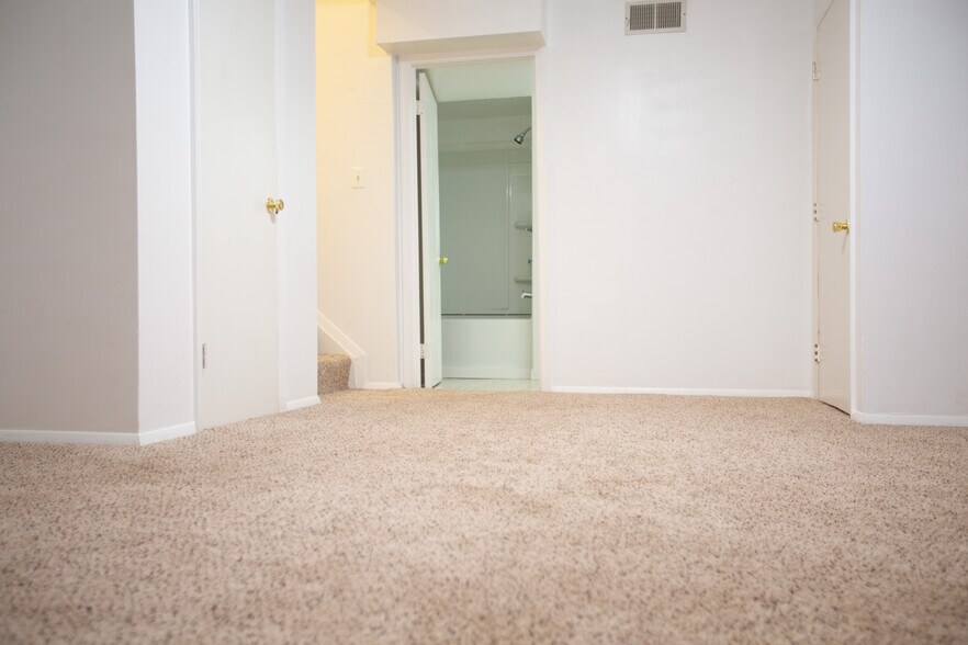 Building Photo - 15 Sugarland Square Ct