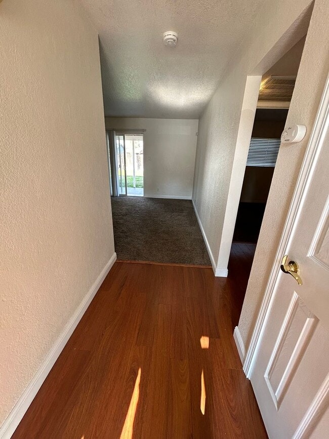 Building Photo - 3 bedroom 2 bathroom in SW Visalia