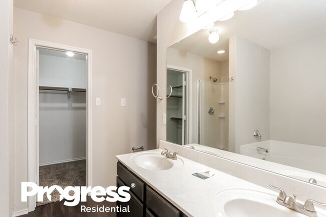 Building Photo - 302 Shadow Bend Cir