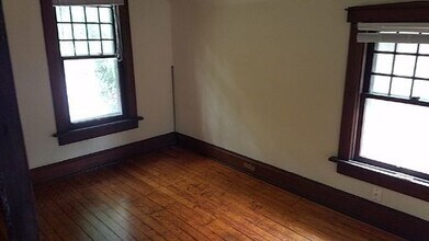 Building Photo - 3 bedroom 1 bath single family home in northwest campus.