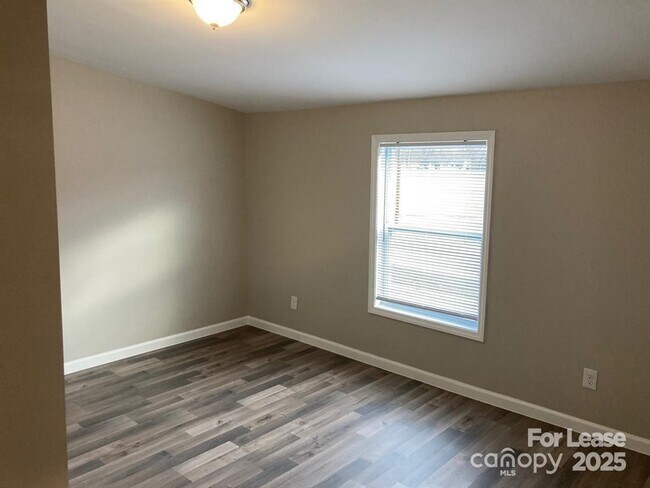 Building Photo - 1030 McKay Rd