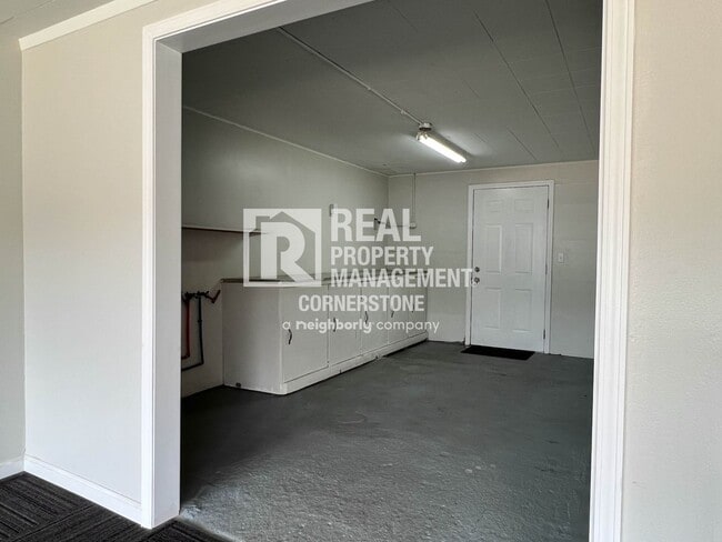 Building Photo - AVAILABLE NOW!! 3 Bedroom Home with Huge Y...