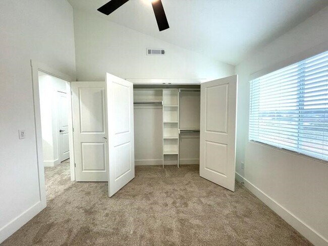 Building Photo - 674 Sun Meadows Loop