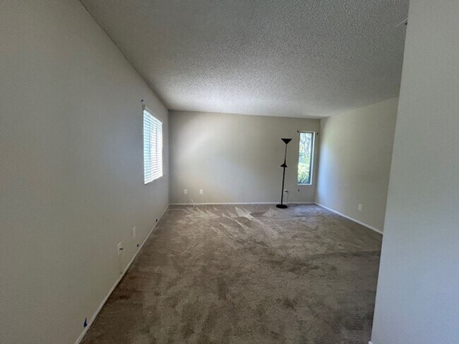 Building Photo - Charming 3 Bedroom, 2.5 Bathroom Condo in ...