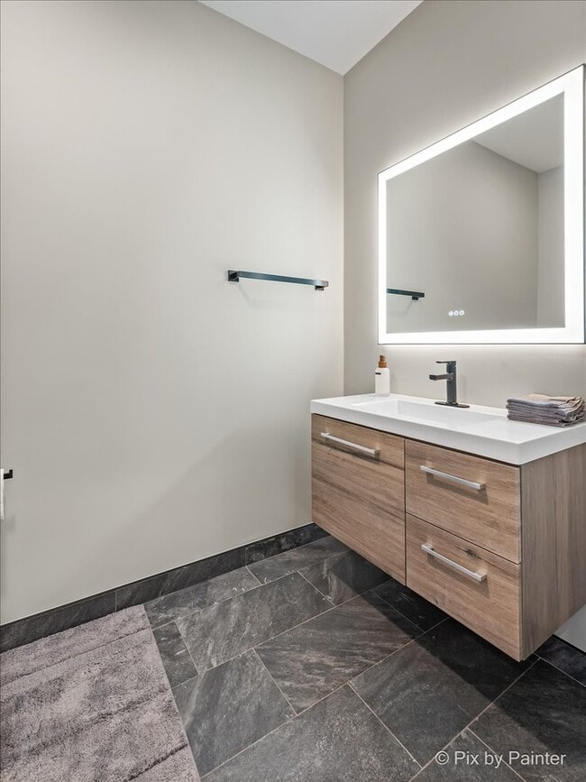 Building Photo - 154 Oak St