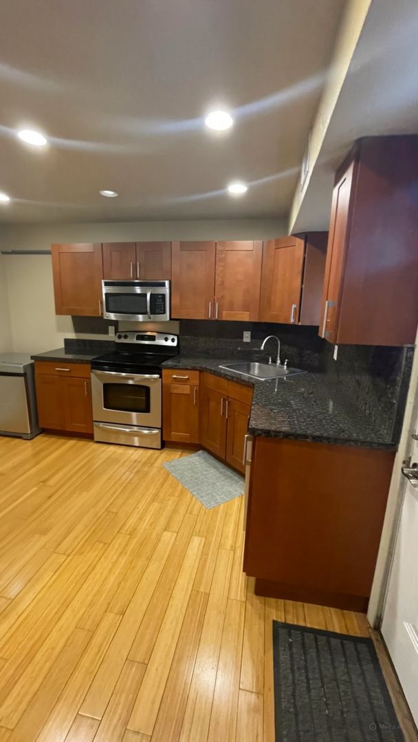 Building Photo - 2 Bedroom House with an office for Rent in South Side!