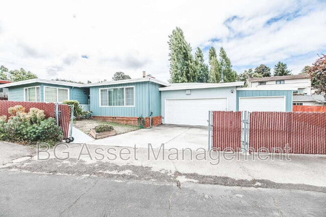 Primary Photo - 1011 Manor Rd