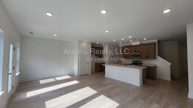 Building Photo - 450 Laurelwood Ln