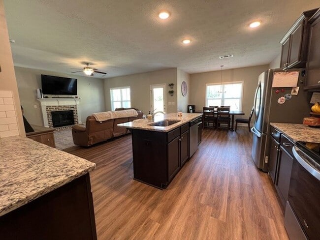 Building Photo - 4 Bedroom, 2.5 Bath Right off Exit 175
