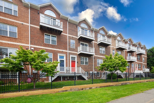Building Photo - 3040 S Glebe Rd