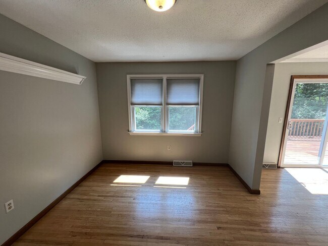 Building Photo - Spacious 3 Bedroom Ranch