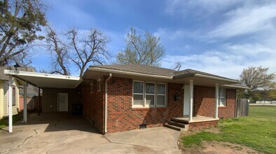 Building Photo - 3 bedroom 2 bath with bonus rooms - Bethany Schools!