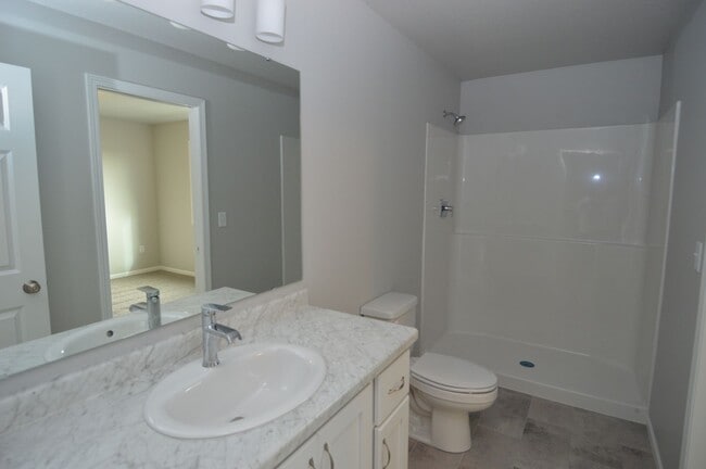 Building Photo - Beautiful 4 bed 2 bath Townhome for rent!