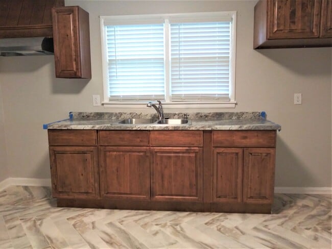 Building Photo - Fresh, Updated 3 bed, 1 bath Ranch ***PET FRIENDLY***