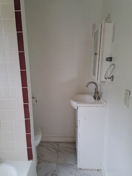 Building Photo - 96 Calmar St