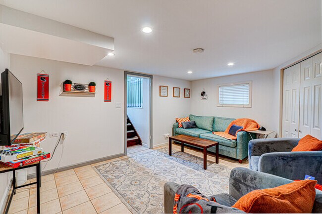 Building Photo - Cozy Home Sleeps 10 Lombard Chicago Suburb