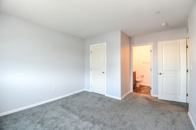 Building Photo - Great Townhouse in a gated community