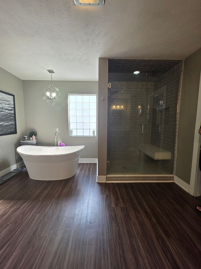 Building Photo - Executive Four Bedroom Rental w/ Office!