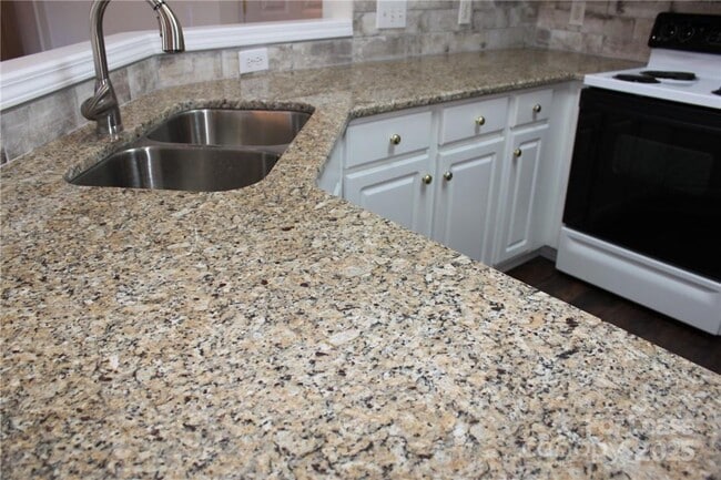 Building Photo - 2715 Old Ironside Dr