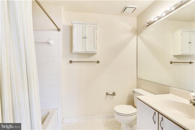 Building Photo - 925 Hillside Lake Terrace