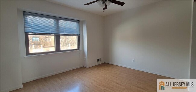 Building Photo - 6107 N Oaks Blvd