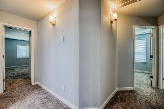 Building Photo - Beautiful 4 bed/2.5 baths in the desirable...
