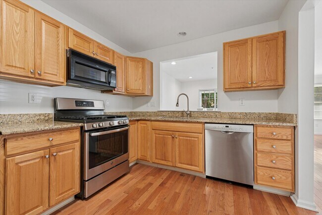 Building Photo - Beautiful 2BR/2.5BA Townhome in Byers Stat...