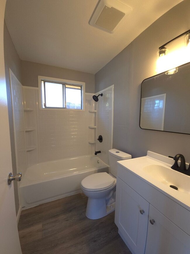 Building Photo - 2 Bed 1 Bath