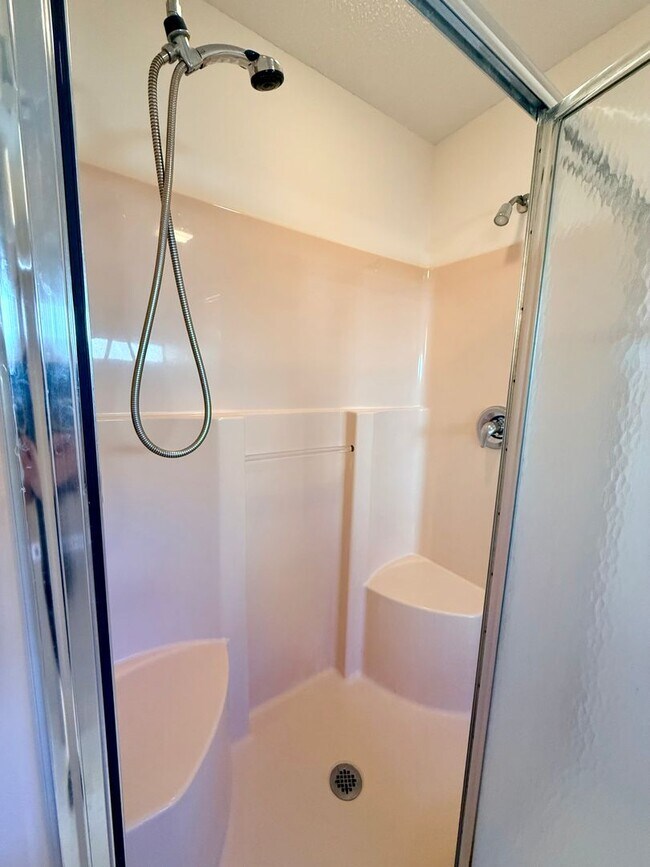 Building Photo - Spacious Home in Kenmure