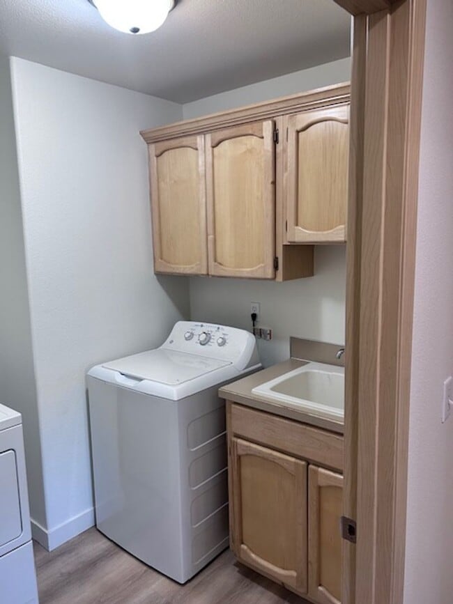 Building Photo - East Vancouver 3 bedrooms!