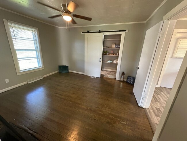 Building Photo - 2 Bed House w/ Wooden floors, Large Front porch, Central HVAC & Huge yard!