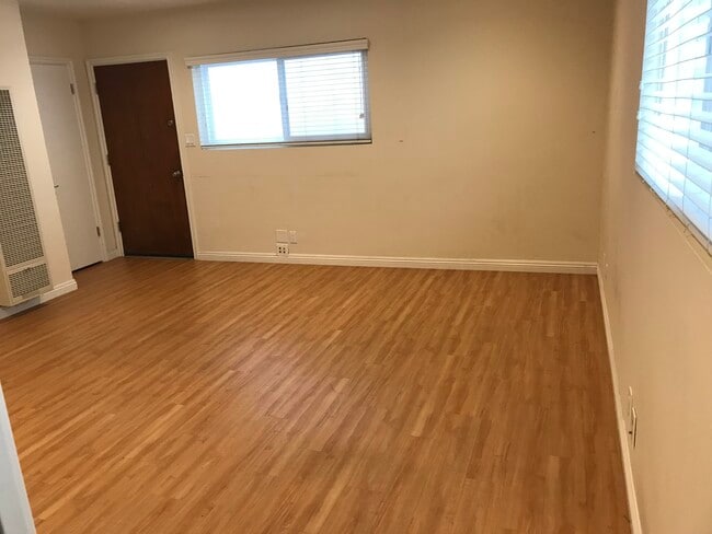 Living area - 125 Gull St