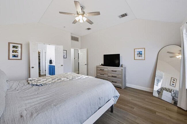 Building Photo - 400 Ranier Ln