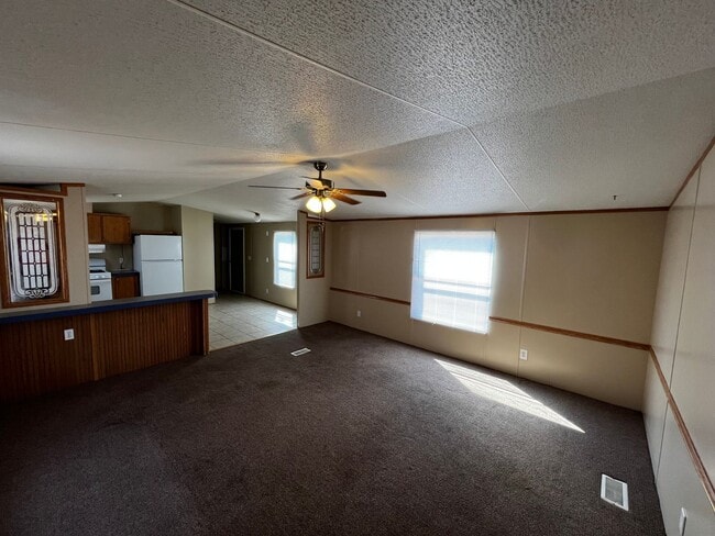 Building Photo - 3 Bedroom-2Bath located near CAFB