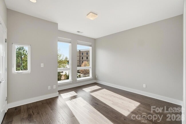 Building Photo - 523 Sedgefield Park Dr