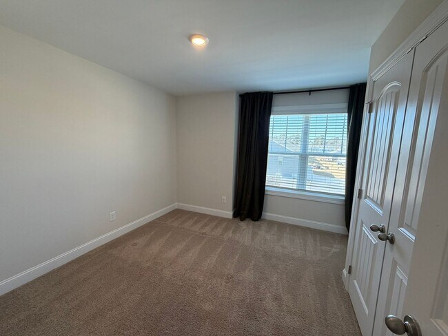 Building Photo - Spacious townhome in Riverwalk
