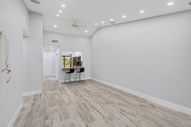 Building Photo - 3939 NE 5th Ave