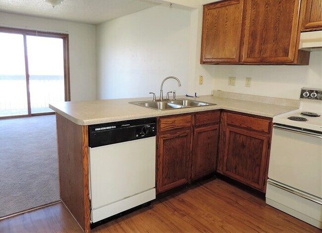 Building Photo - $1100 | 2 Bedroom, 1 Bathroom CONDO | CAT ...