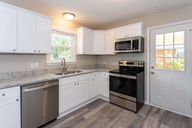 Building Photo - Welcome to this beautiful newly renovated 3-bedroom brick ranch!