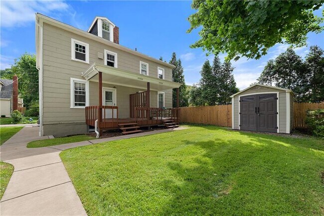 Building Photo - 318 Sprott Way