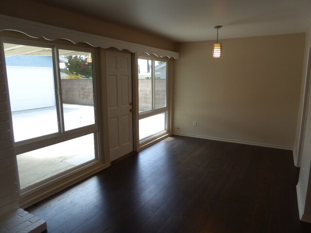 Building Photo - COMING SOON! Beautifully Remodeled Single-...
